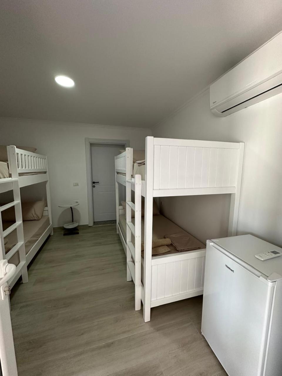 Aral Hostel Берат Екстер'єр фото