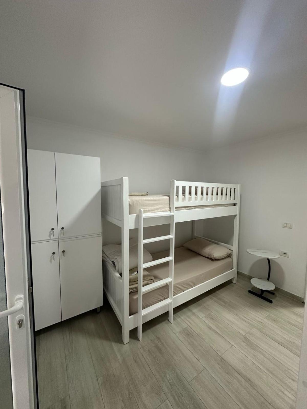 Aral Hostel Берат Екстер'єр фото